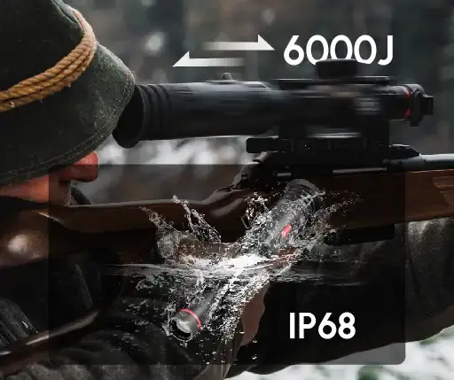 Dostosowane do potrzeb myśliwych Po rundach testów terenowych oceniamy cechy konstrukcyjne w oparciu o opinie myśliwych, dostosowując je i udoskonalając, aby odpowiadały nawykom użytkowników. Pokrętło ostrości, dźwignia zoomu i układ przycisków zostały zaprojektowane z dbałością o ergonomię, zapewniając intuicyjną obsługę.